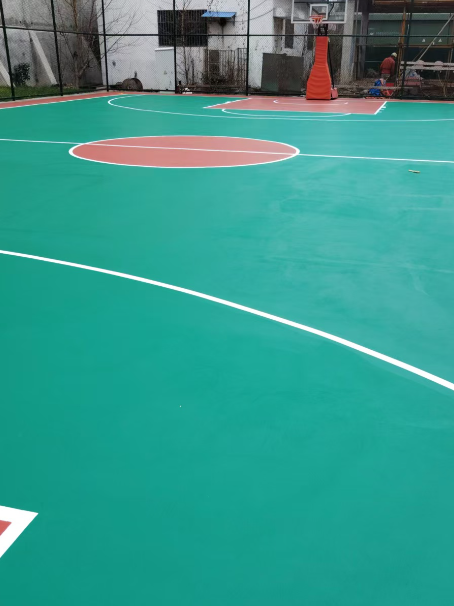 沉湖管委会 球场长期使用易出现地面开裂
